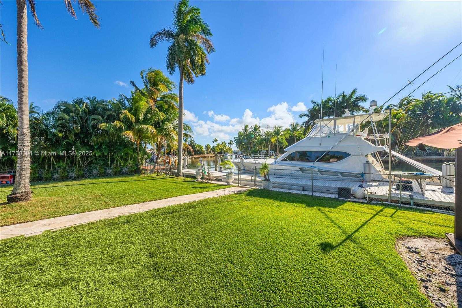 Small Image of 1070 BELLE MEADE ISLAND DR, Miami Number 25