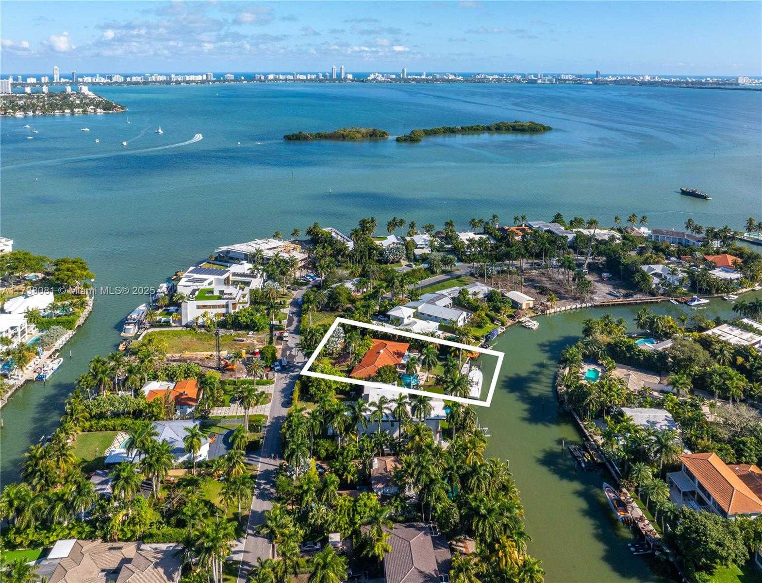 Small Image of 1070 BELLE MEADE ISLAND DR, Miami Number 26