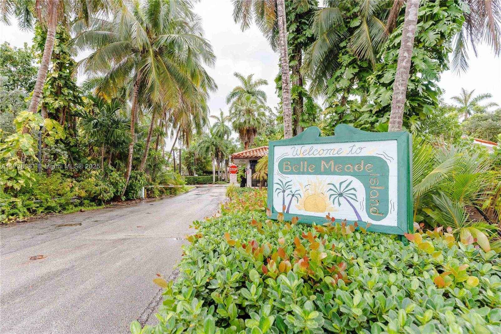 Small Image of 1070 BELLE MEADE ISLAND DR, Miami Number 29