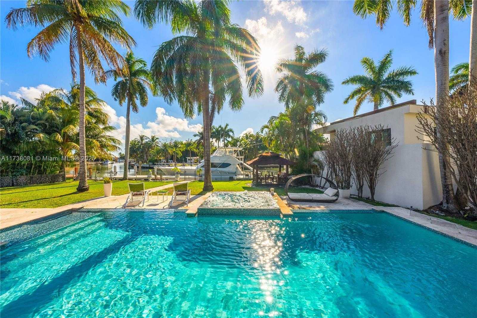 Small Image of 1070 BELLE MEADE ISLAND DR, Miami Number 3