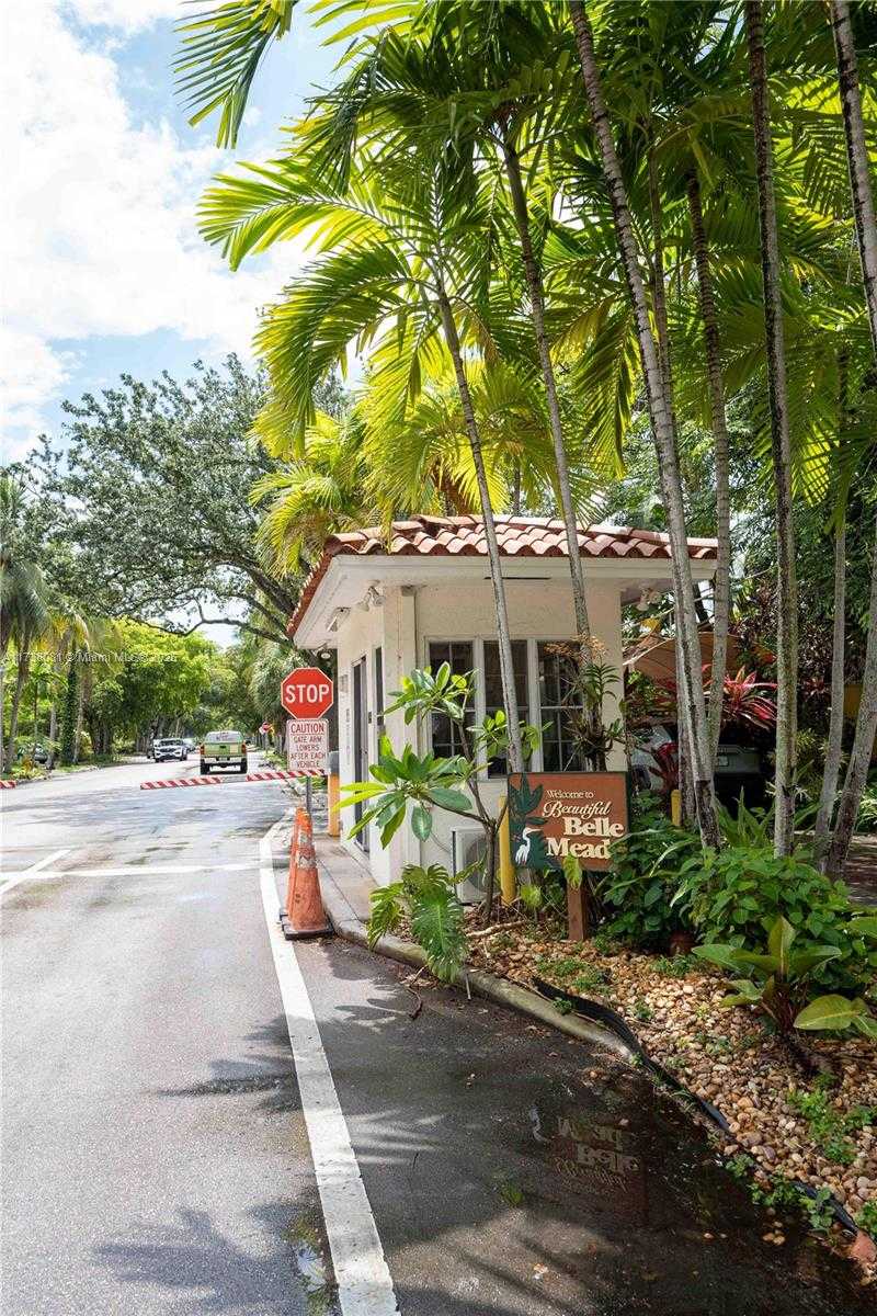 Small Image of 1070 BELLE MEADE ISLAND DR, Miami Number 30