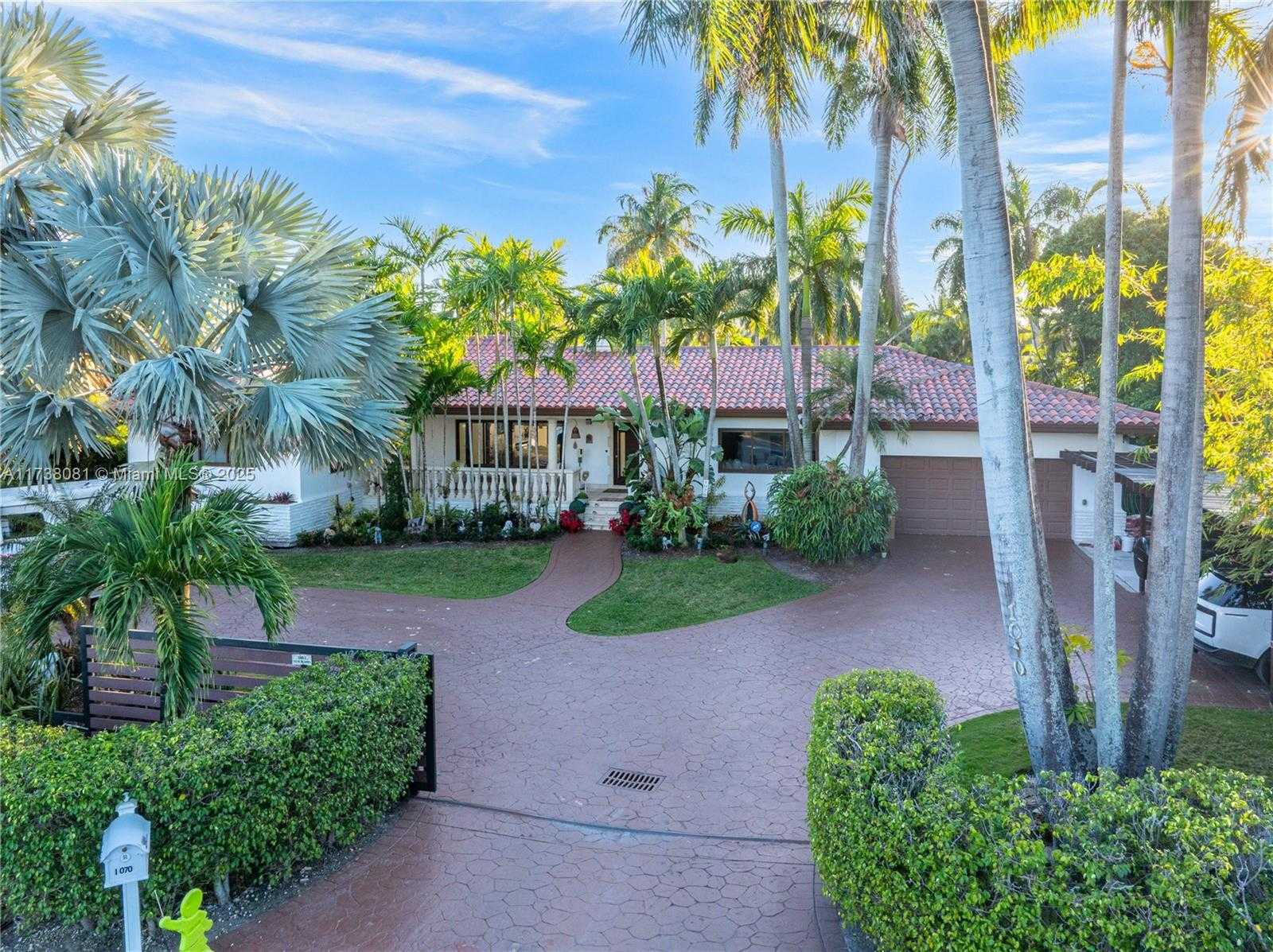 Small Image of 1070 BELLE MEADE ISLAND DR, Miami Number 5