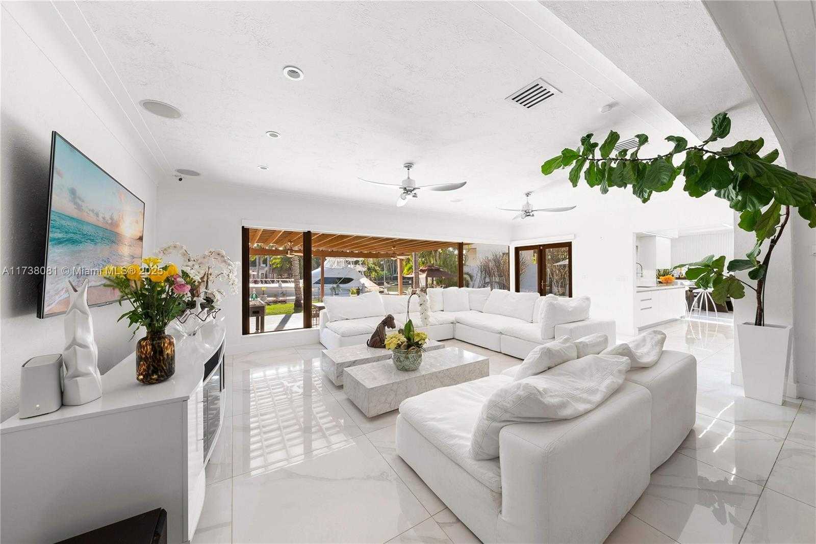 Small Image of 1070 BELLE MEADE ISLAND DR, Miami Number 6