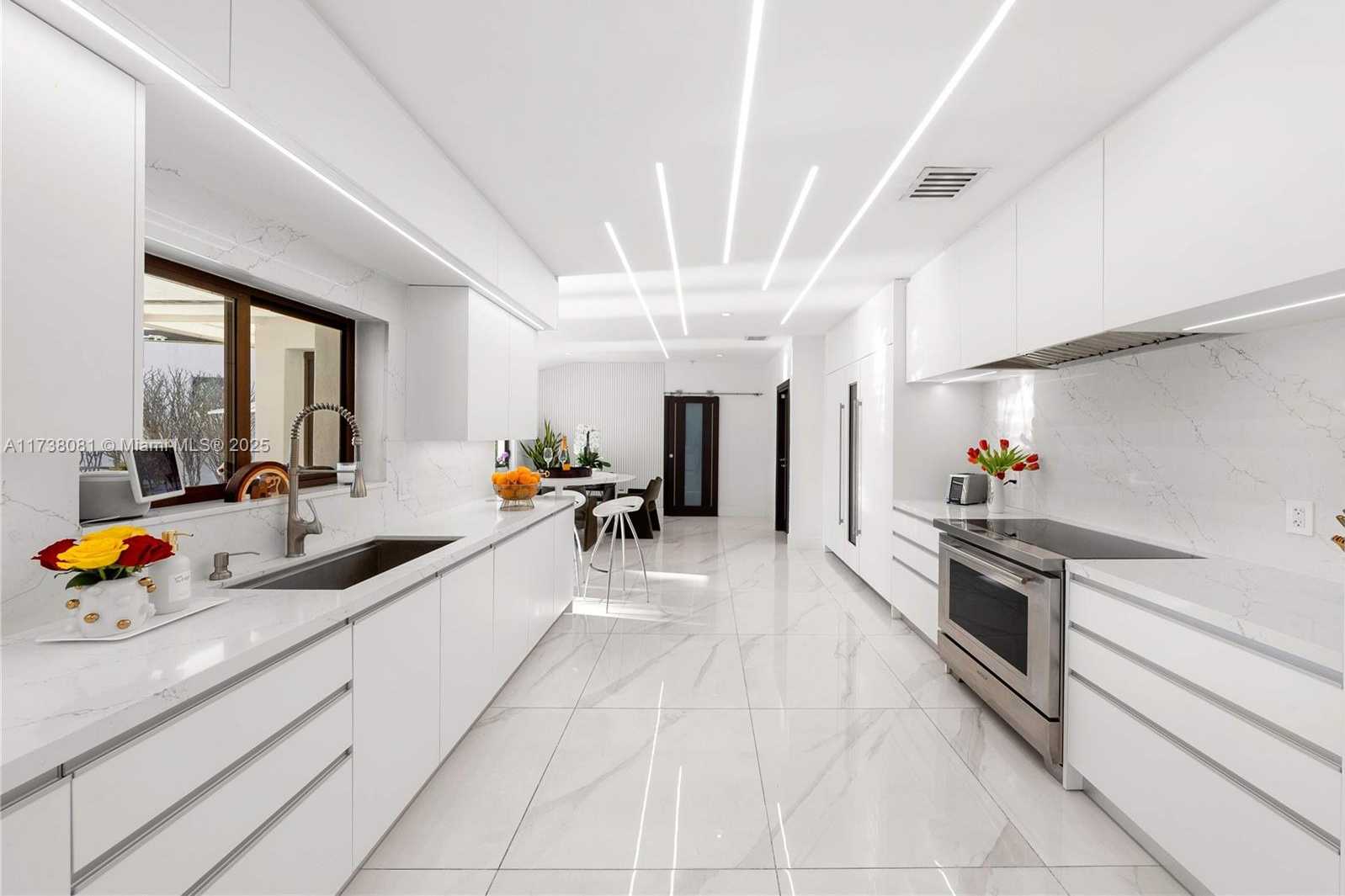 Small Image of 1070 BELLE MEADE ISLAND DR, Miami Number 8