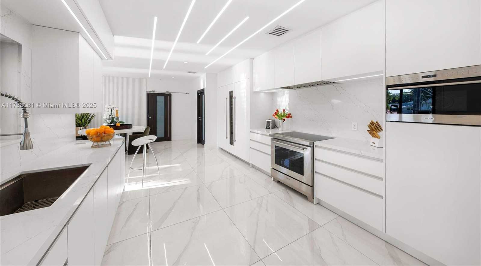 Small Image of 1070 BELLE MEADE ISLAND DR, Miami Number 9