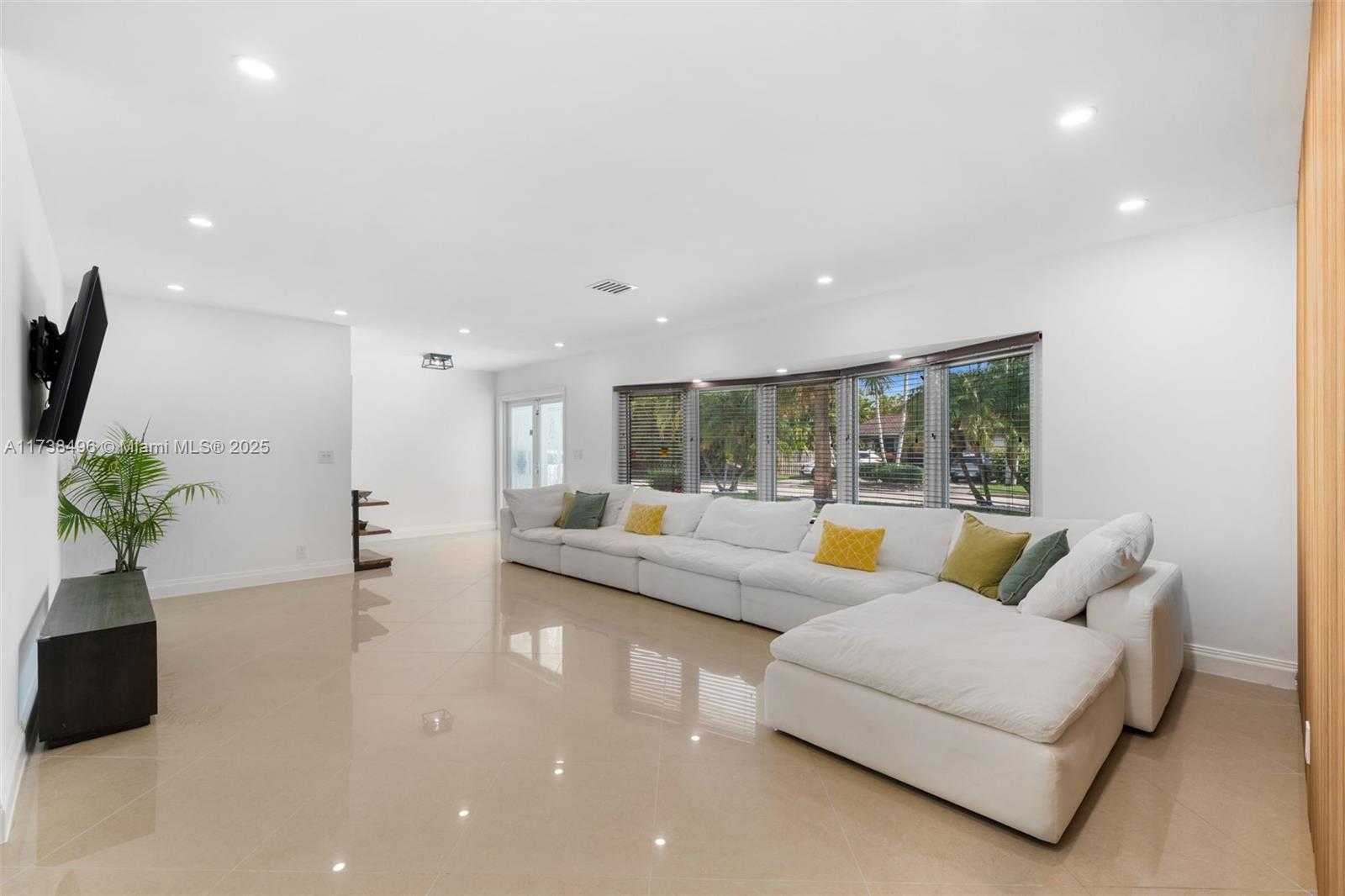 Small Image of 1144 ADAMS ST, Hollywood Number 3