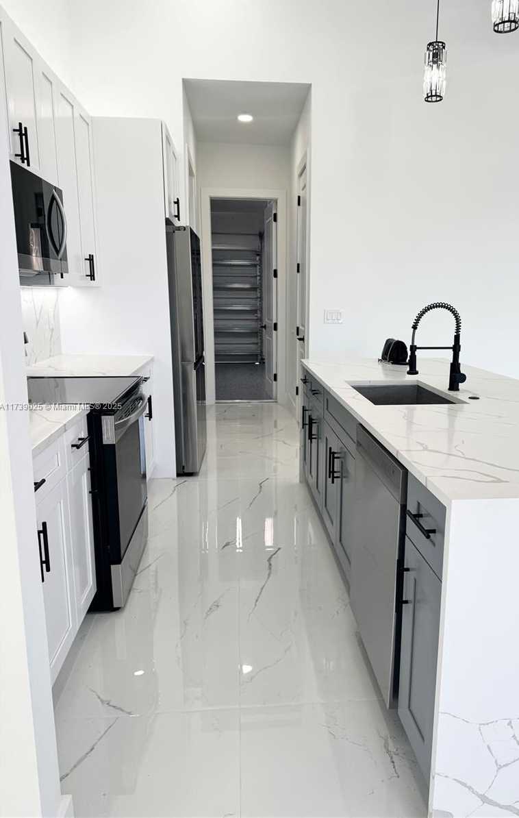 Small Image of 2515 NE 5TH PL, Cape Coral Number 8