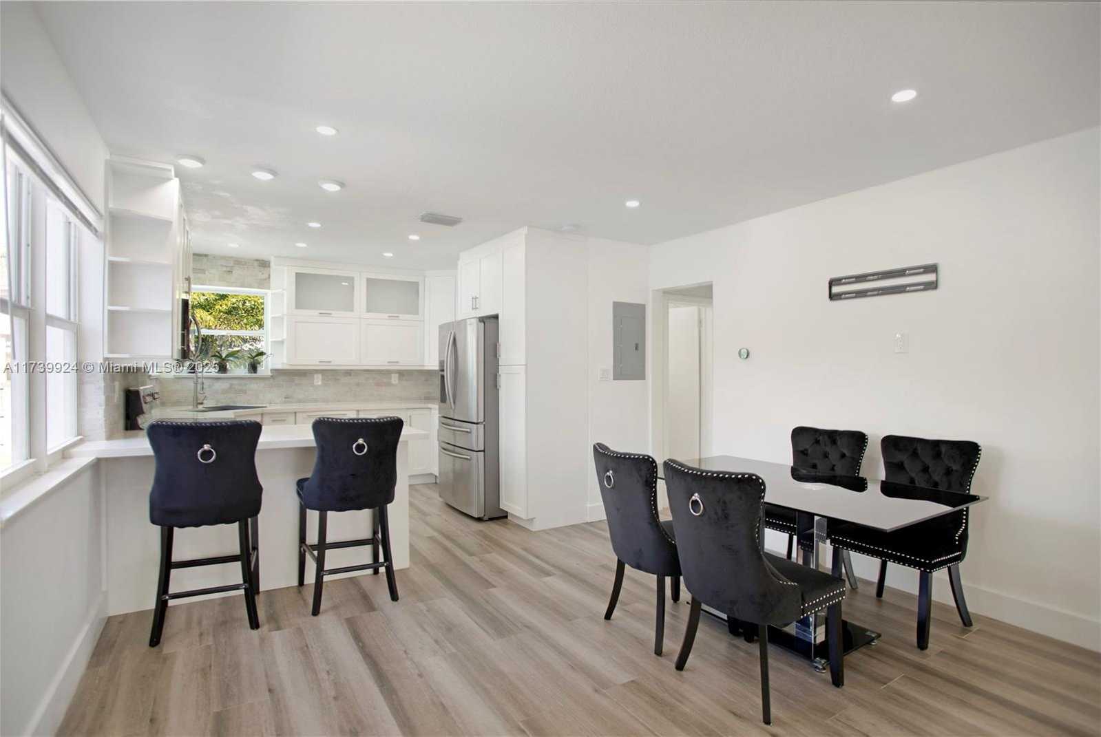 Small Image of 923 HOLLYWOOD BLVD, Hollywood Number 16