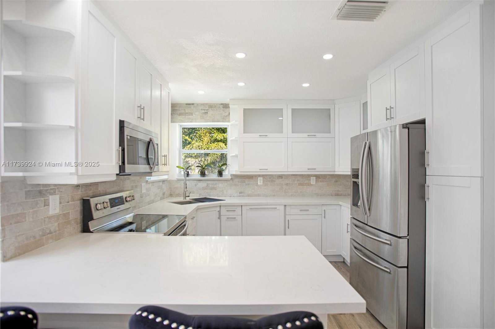 Small Image of 923 HOLLYWOOD BLVD, Hollywood Number 17
