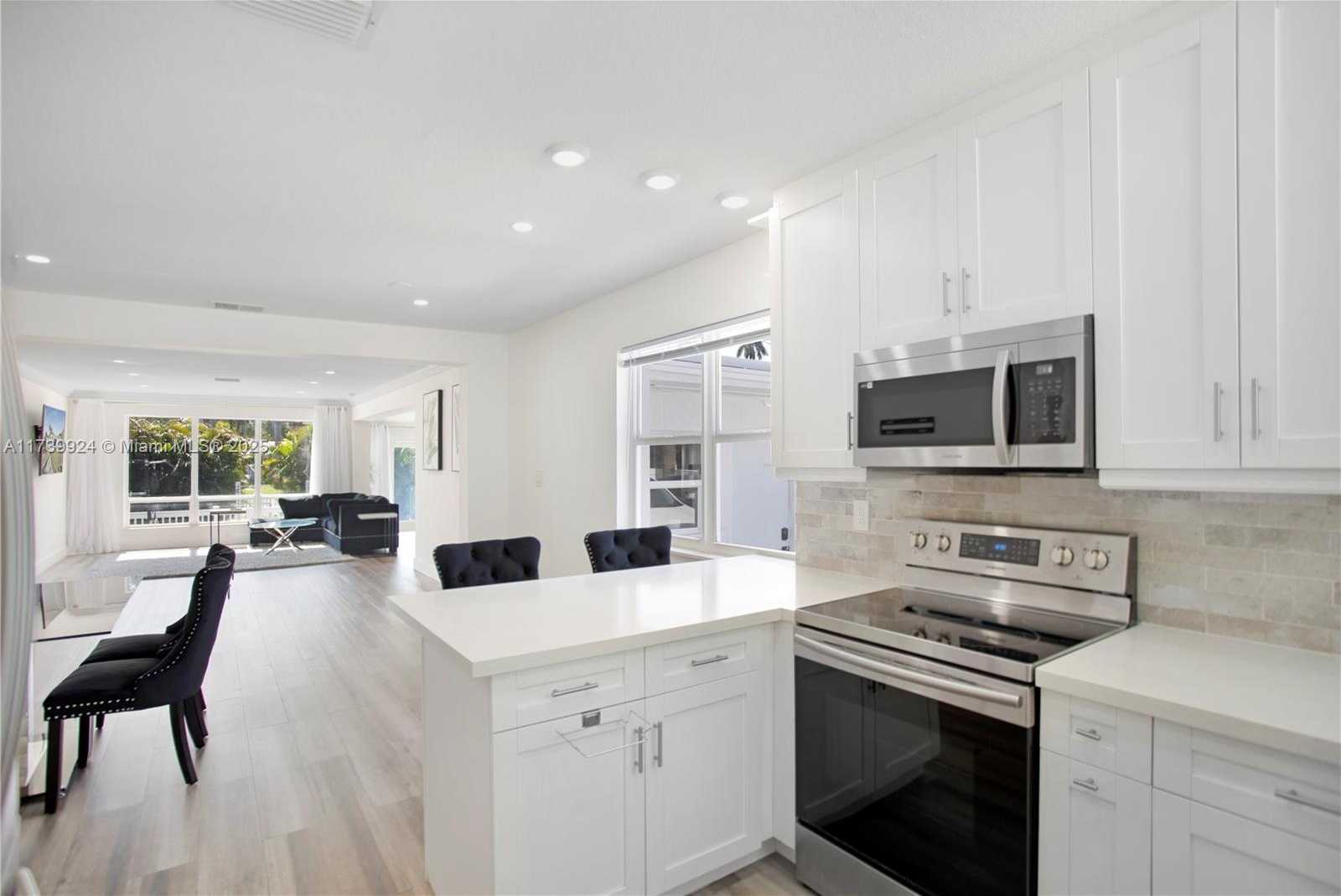 Small Image of 923 HOLLYWOOD BLVD, Hollywood Number 21