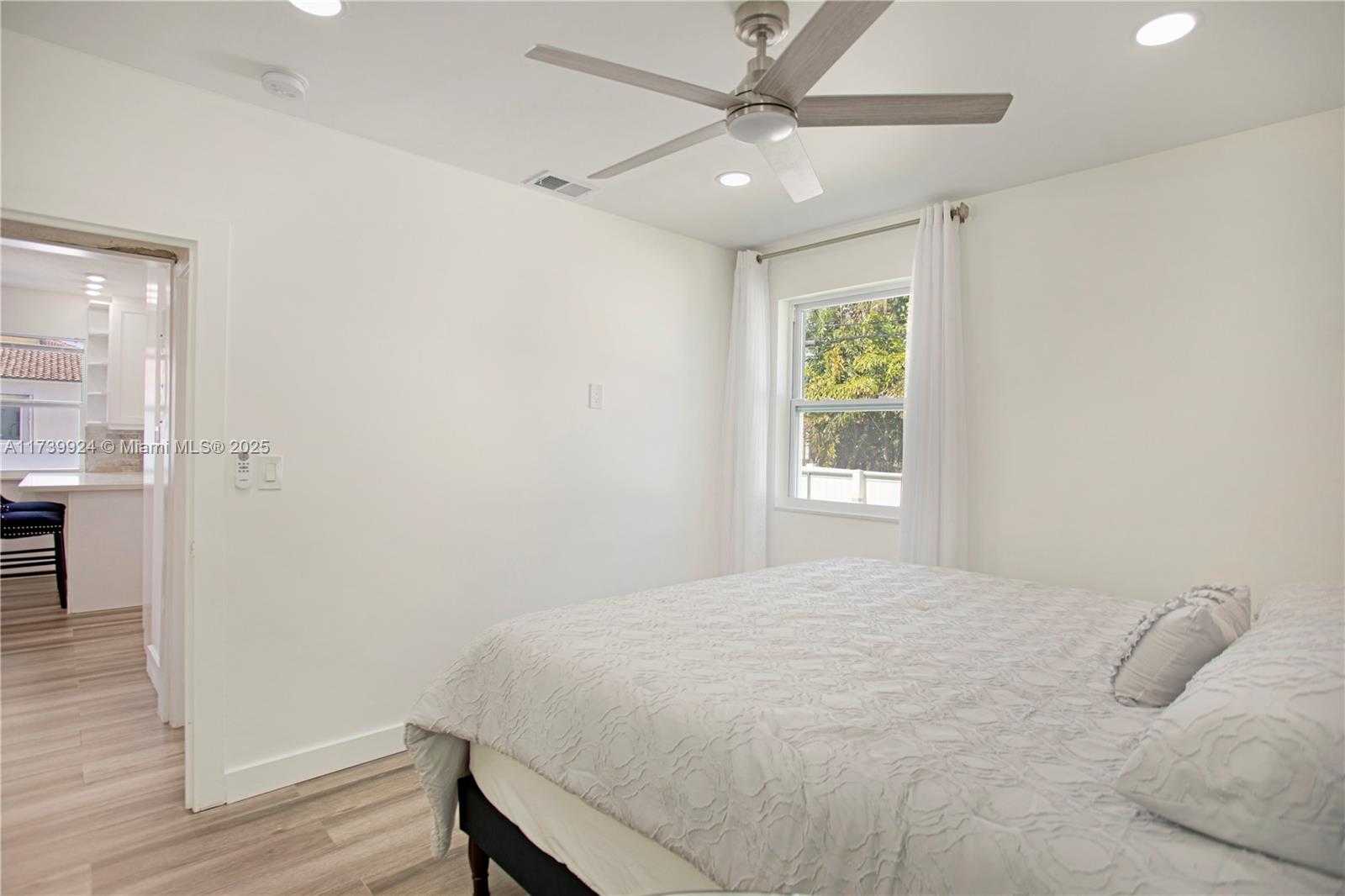 Small Image of 923 HOLLYWOOD BLVD, Hollywood Number 32