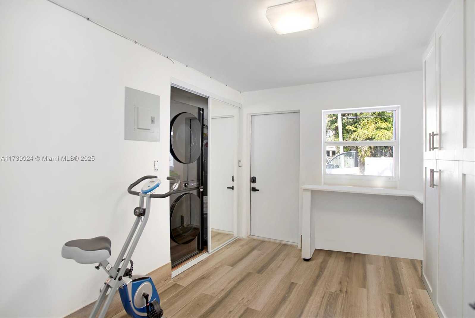 Small Image of 923 HOLLYWOOD BLVD, Hollywood Number 41