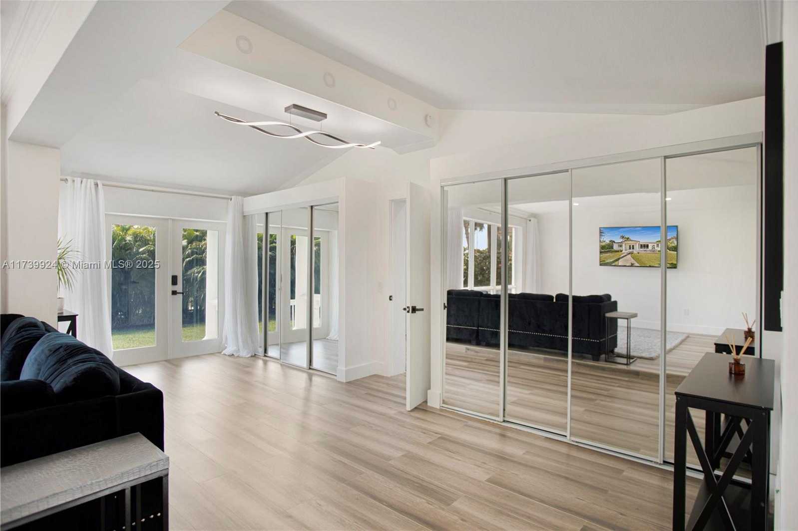 Small Image of 923 HOLLYWOOD BLVD, Hollywood Number 8