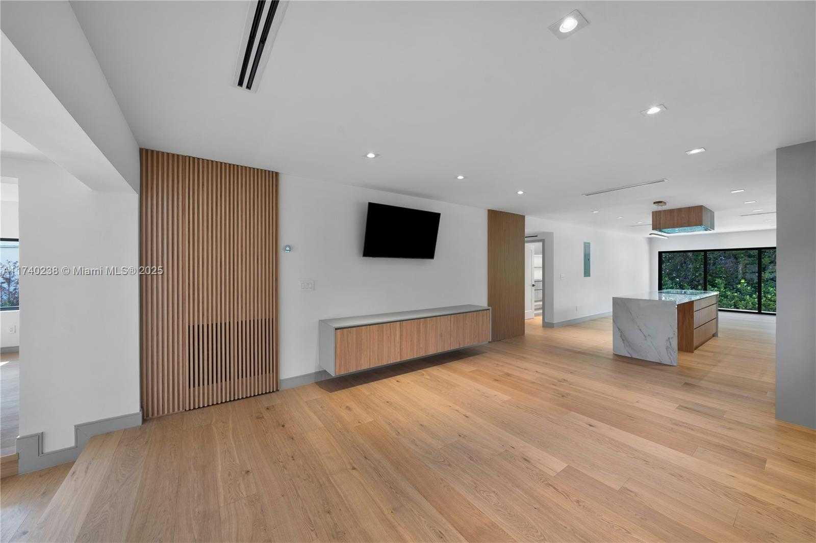 Small Image of 9048 DICKENS AVE, Surfside Number 12