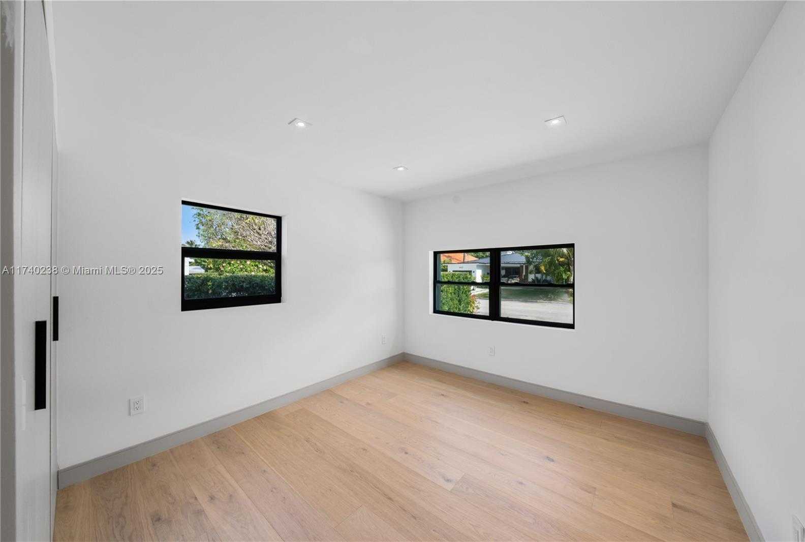 Small Image of 9048 DICKENS AVE, Surfside Number 15
