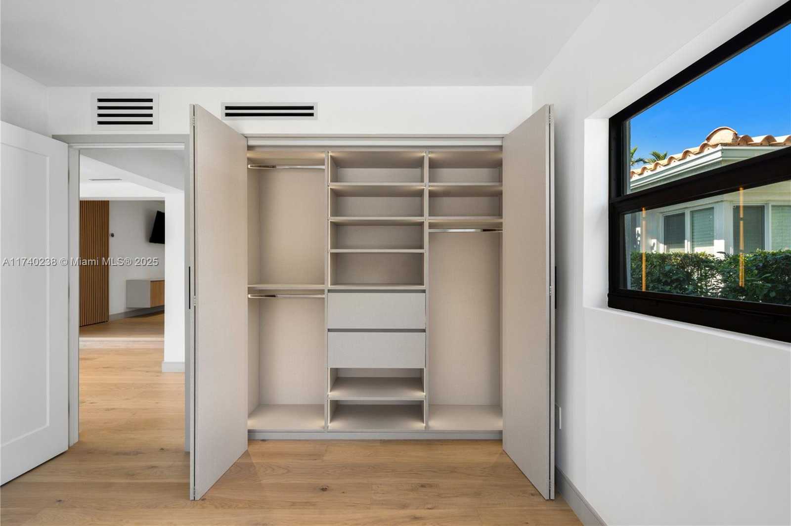 Small Image of 9048 DICKENS AVE, Surfside Number 16