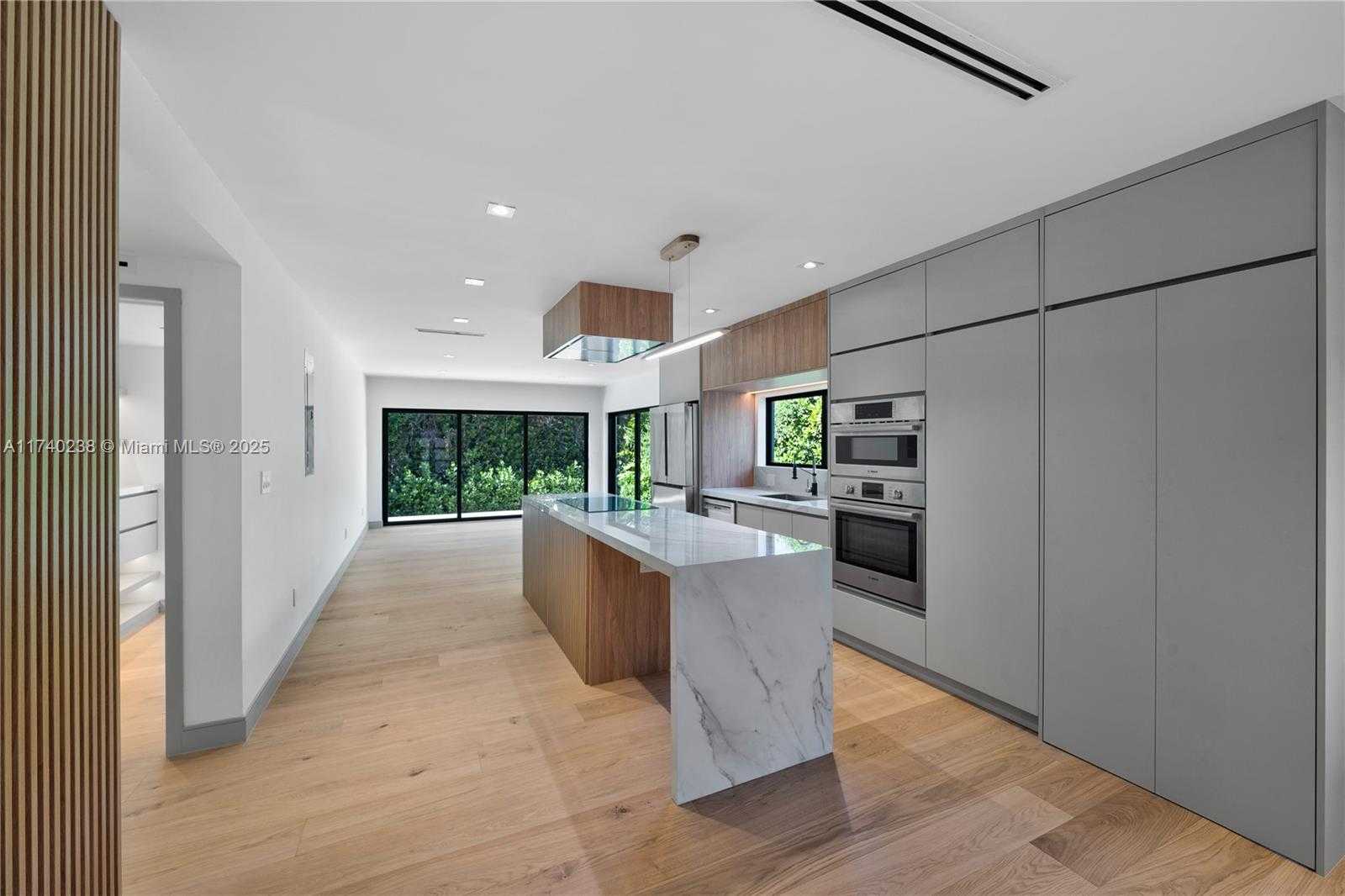 Small Image of 9048 DICKENS AVE, Surfside Number 17