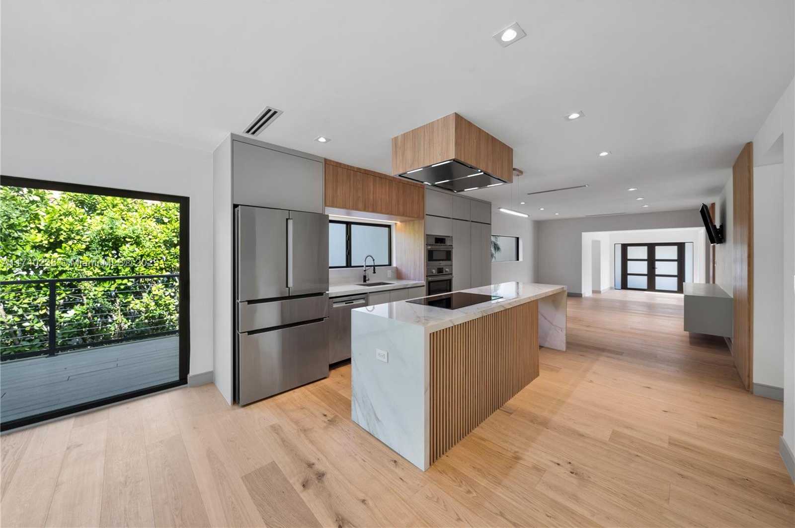 Small Image of 9048 DICKENS AVE, Surfside Number 19