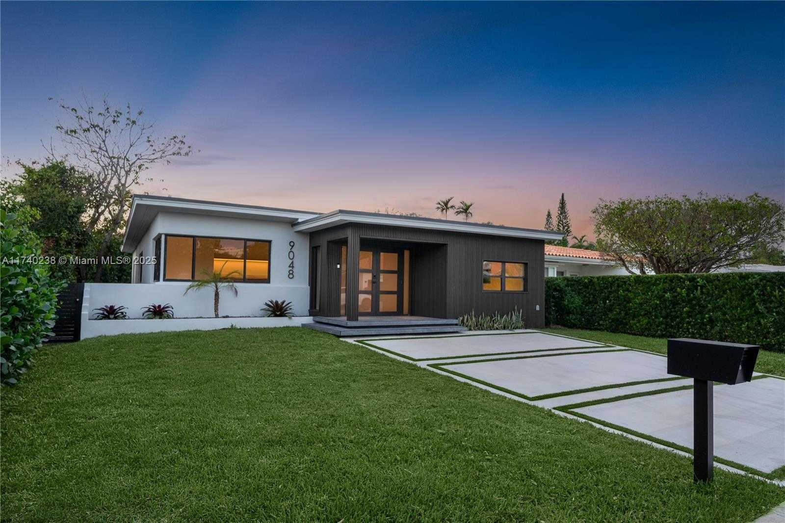 Small Image of 9048 DICKENS AVE, Surfside Number 2