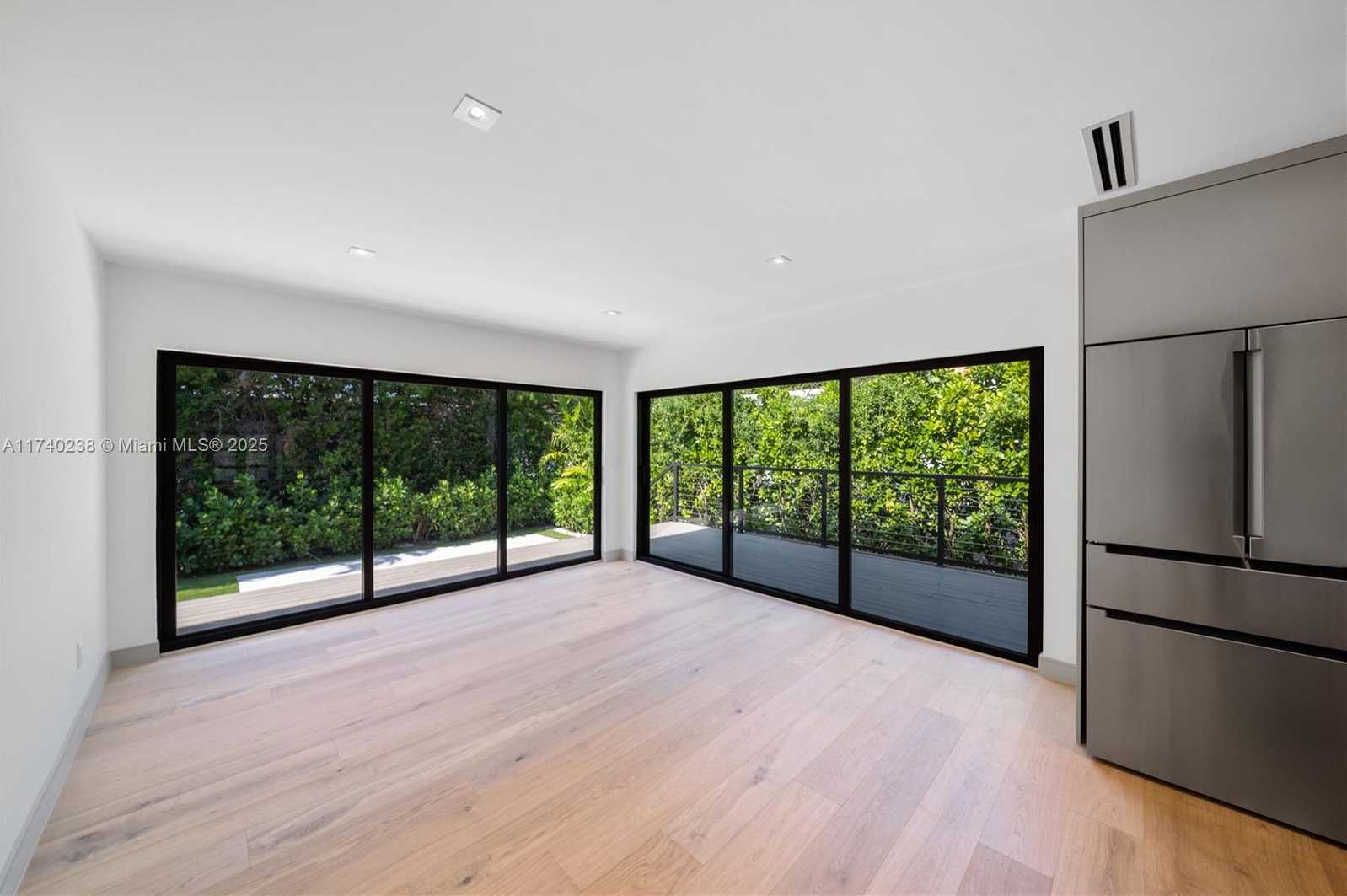 Small Image of 9048 DICKENS AVE, Surfside Number 22