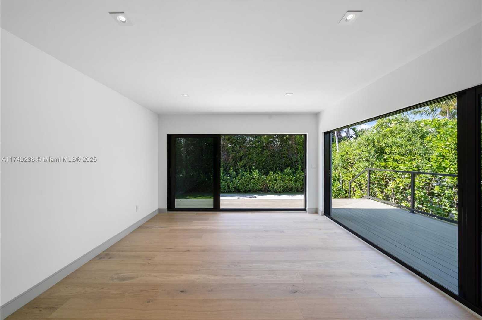 Small Image of 9048 DICKENS AVE, Surfside Number 23