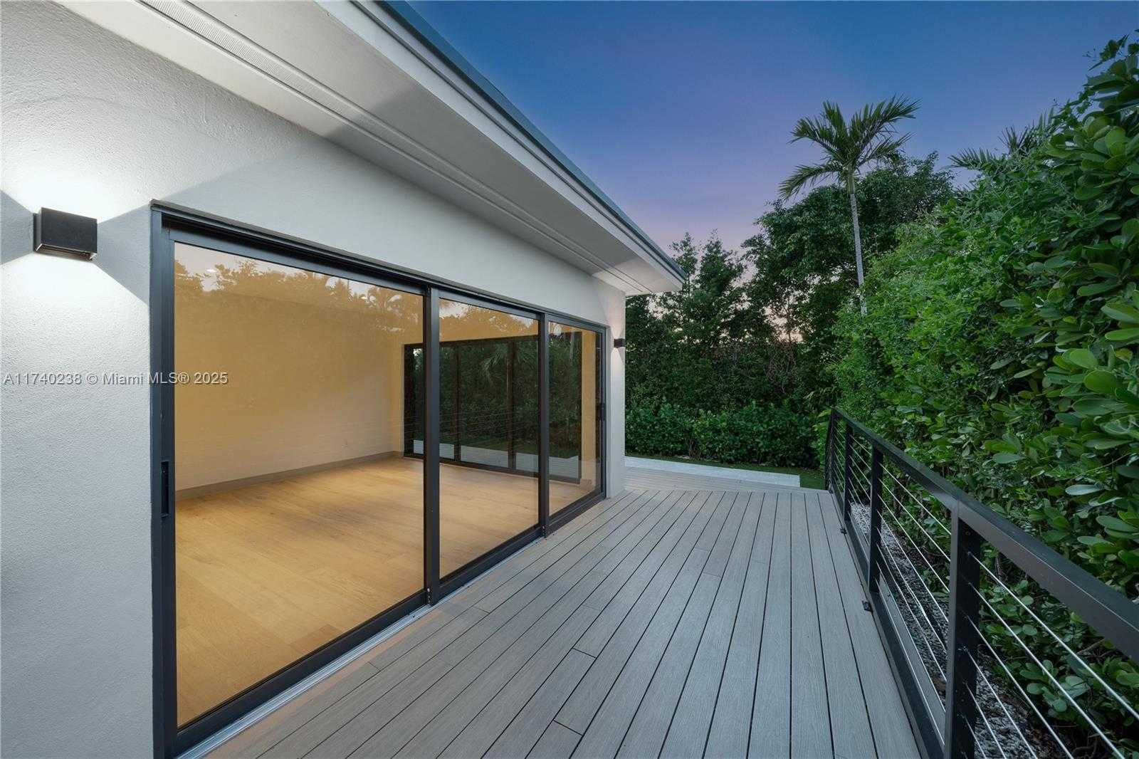 Small Image of 9048 DICKENS AVE, Surfside Number 25