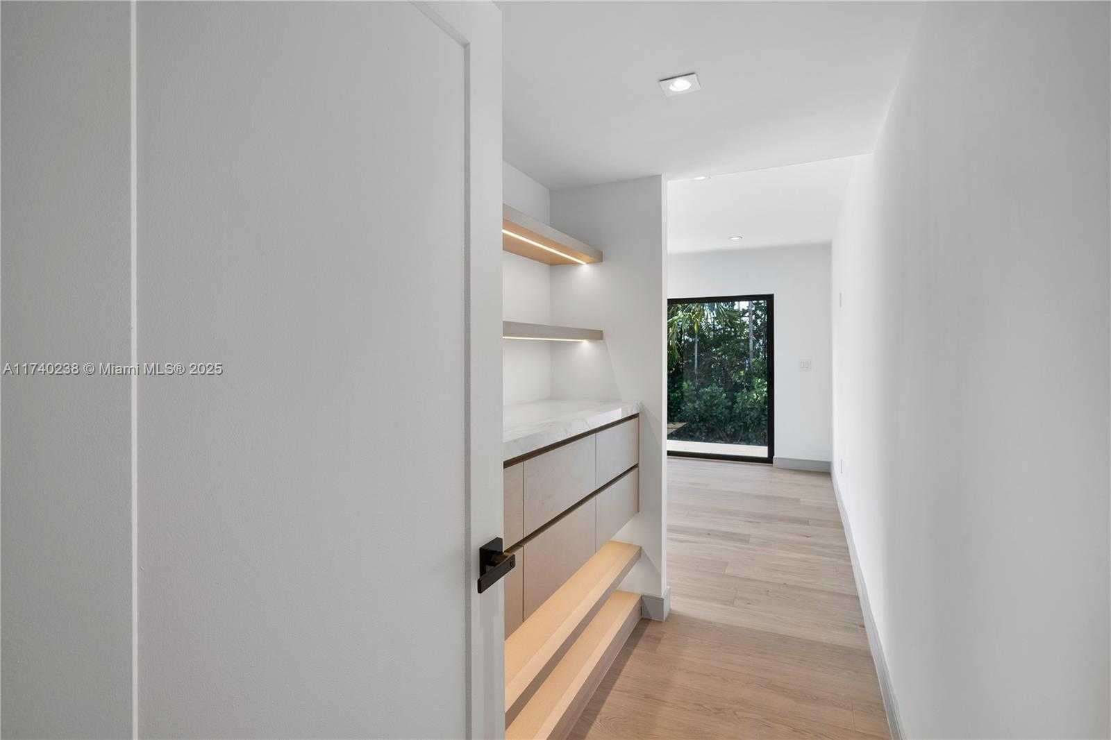 Small Image of 9048 DICKENS AVE, Surfside Number 30