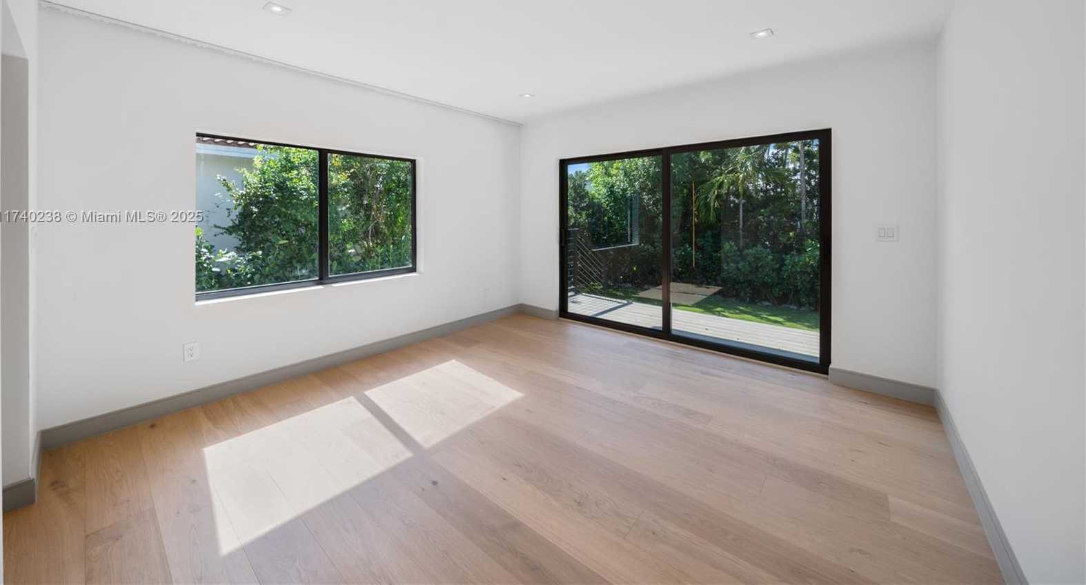 Small Image of 9048 DICKENS AVE, Surfside Number 31