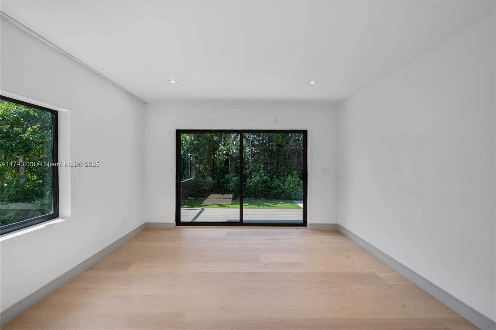Small Image of 9048 DICKENS AVE, Surfside Number 32