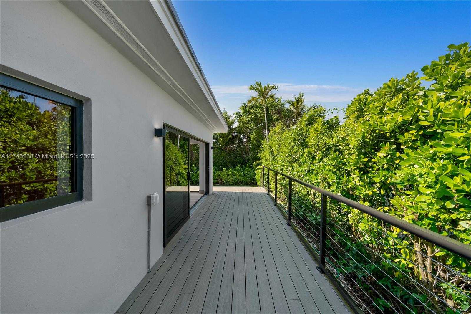 Small Image of 9048 DICKENS AVE, Surfside Number 36