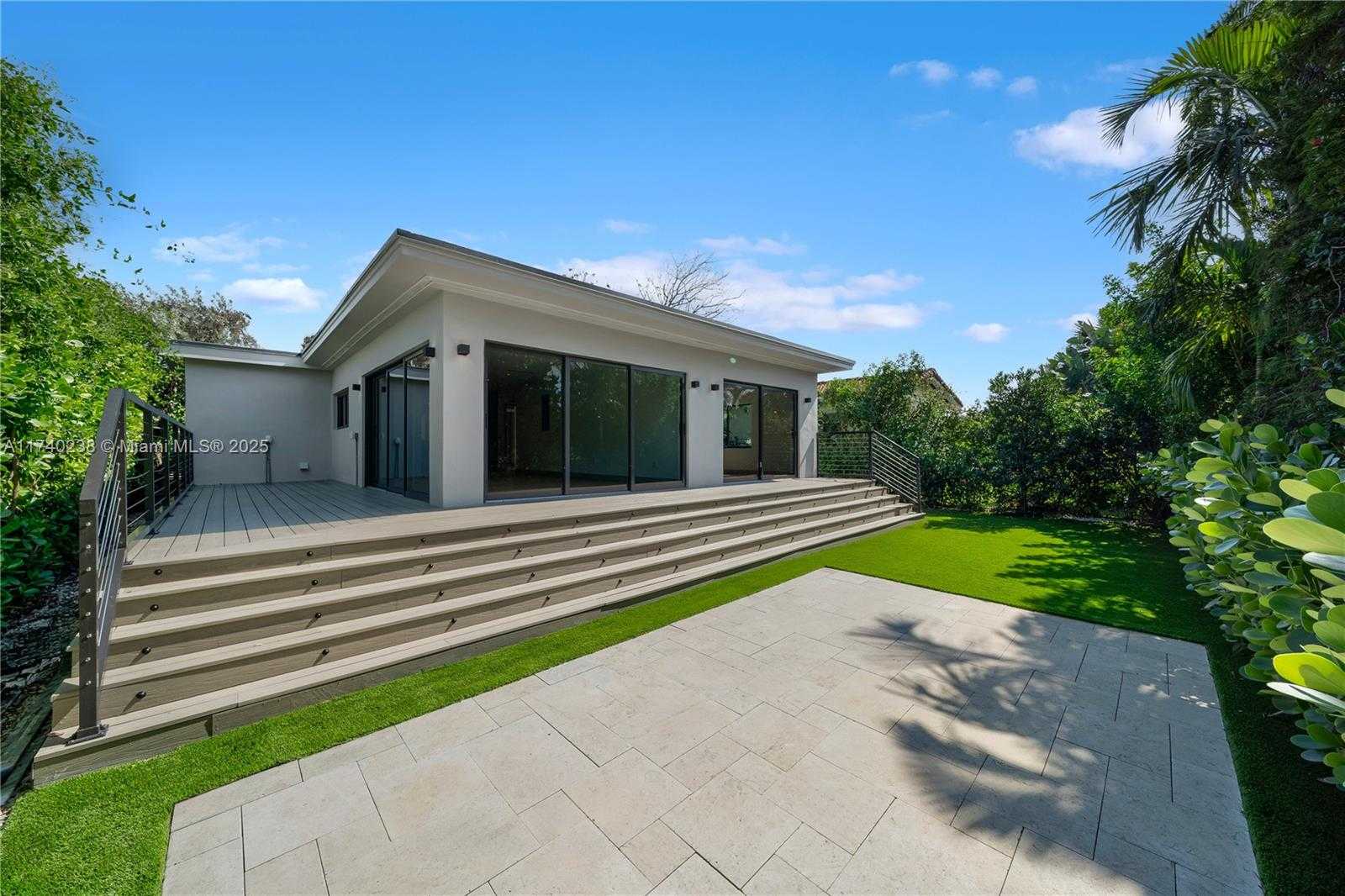 Small Image of 9048 DICKENS AVE, Surfside Number 37