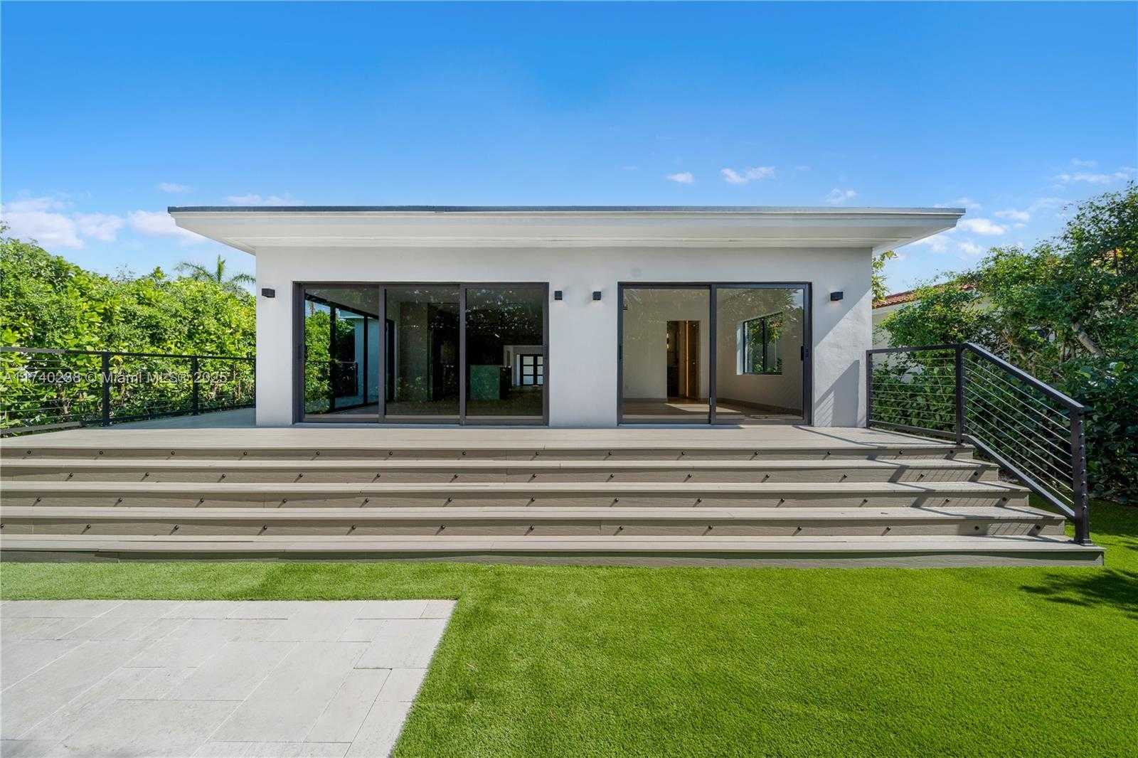 Small Image of 9048 DICKENS AVE, Surfside Number 38