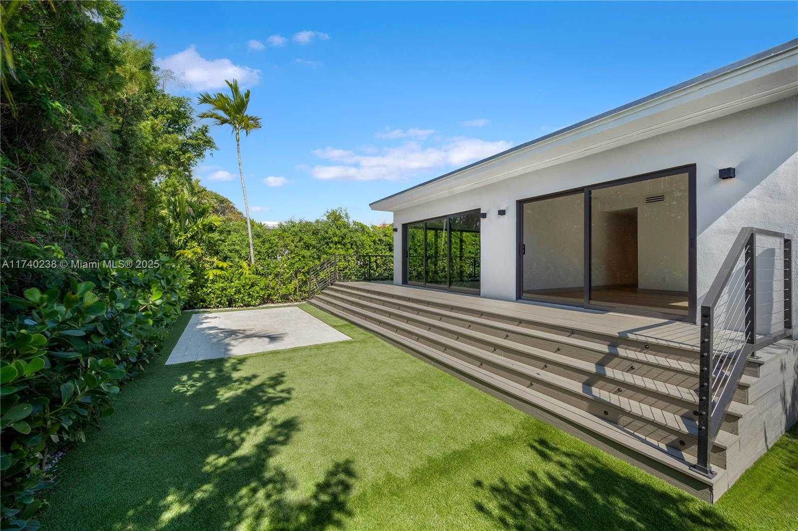 Small Image of 9048 DICKENS AVE, Surfside Number 39