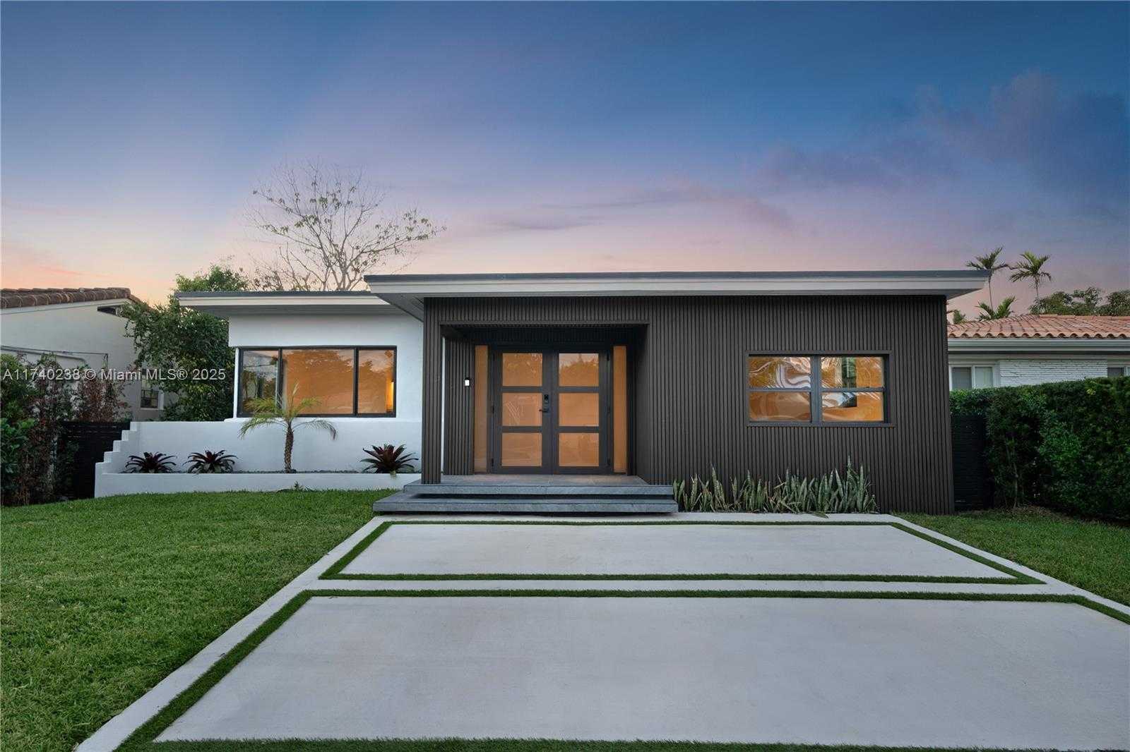 Small Image of 9048 DICKENS AVE, Surfside Number 4