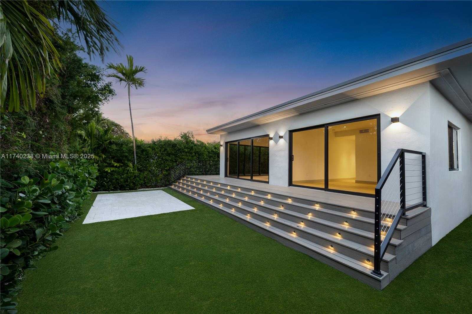 Small Image of 9048 DICKENS AVE, Surfside Number 40