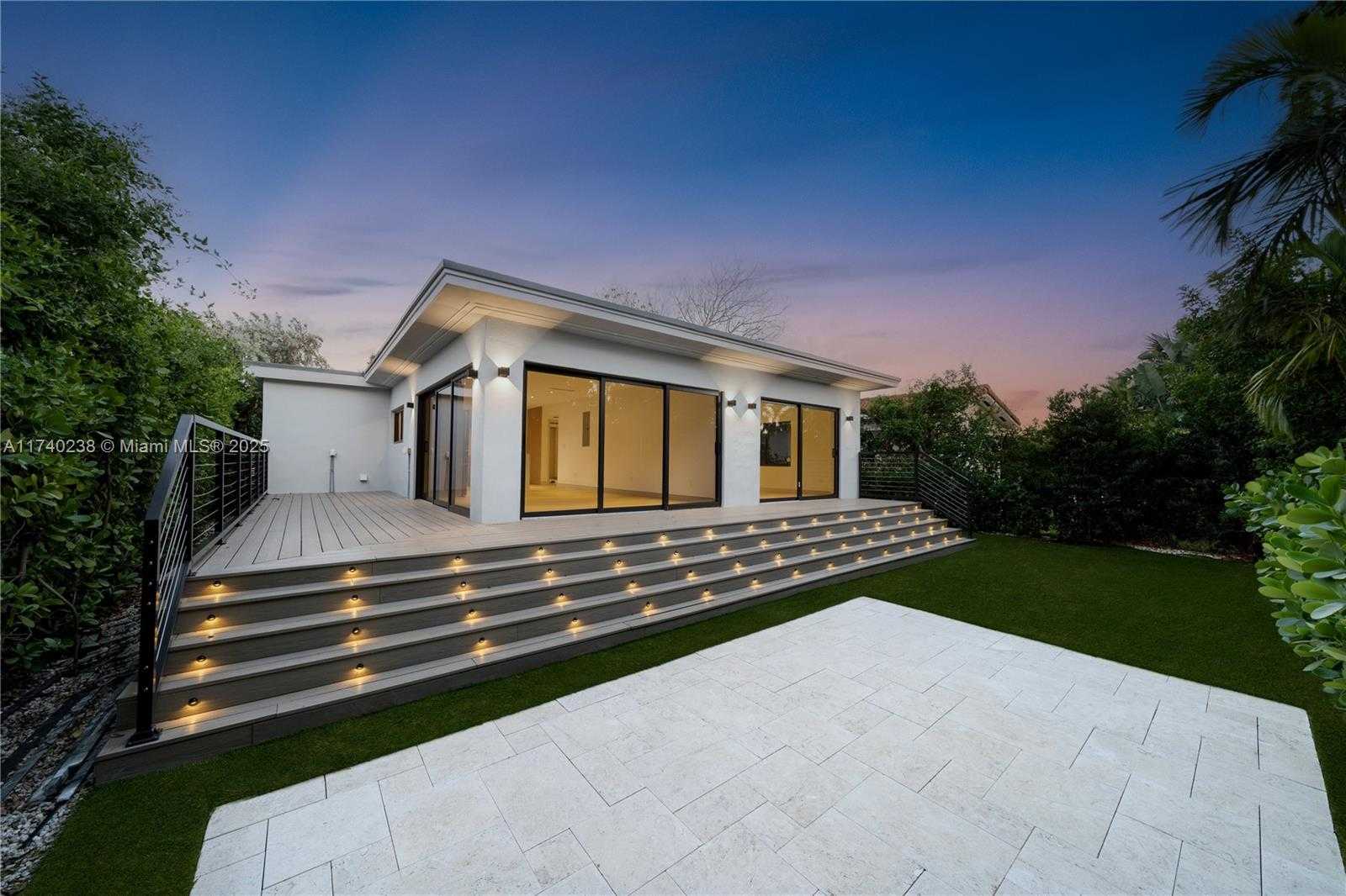 Small Image of 9048 DICKENS AVE, Surfside Number 41