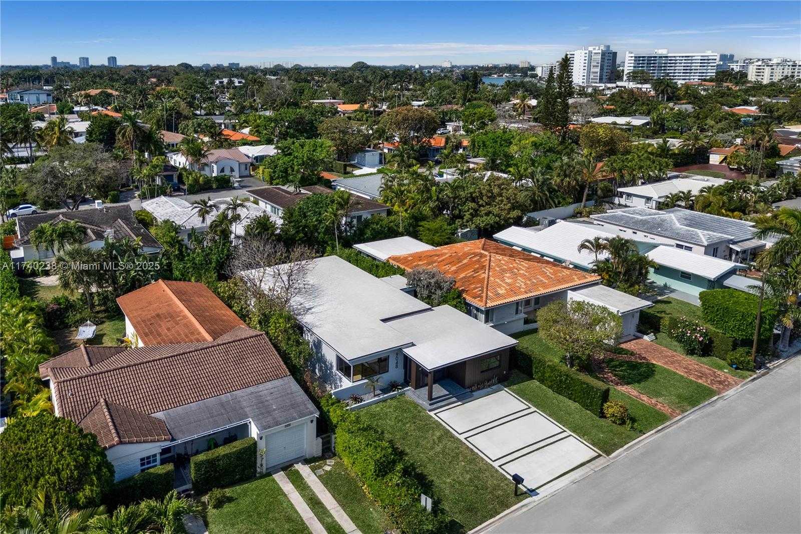 Small Image of 9048 DICKENS AVE, Surfside Number 44