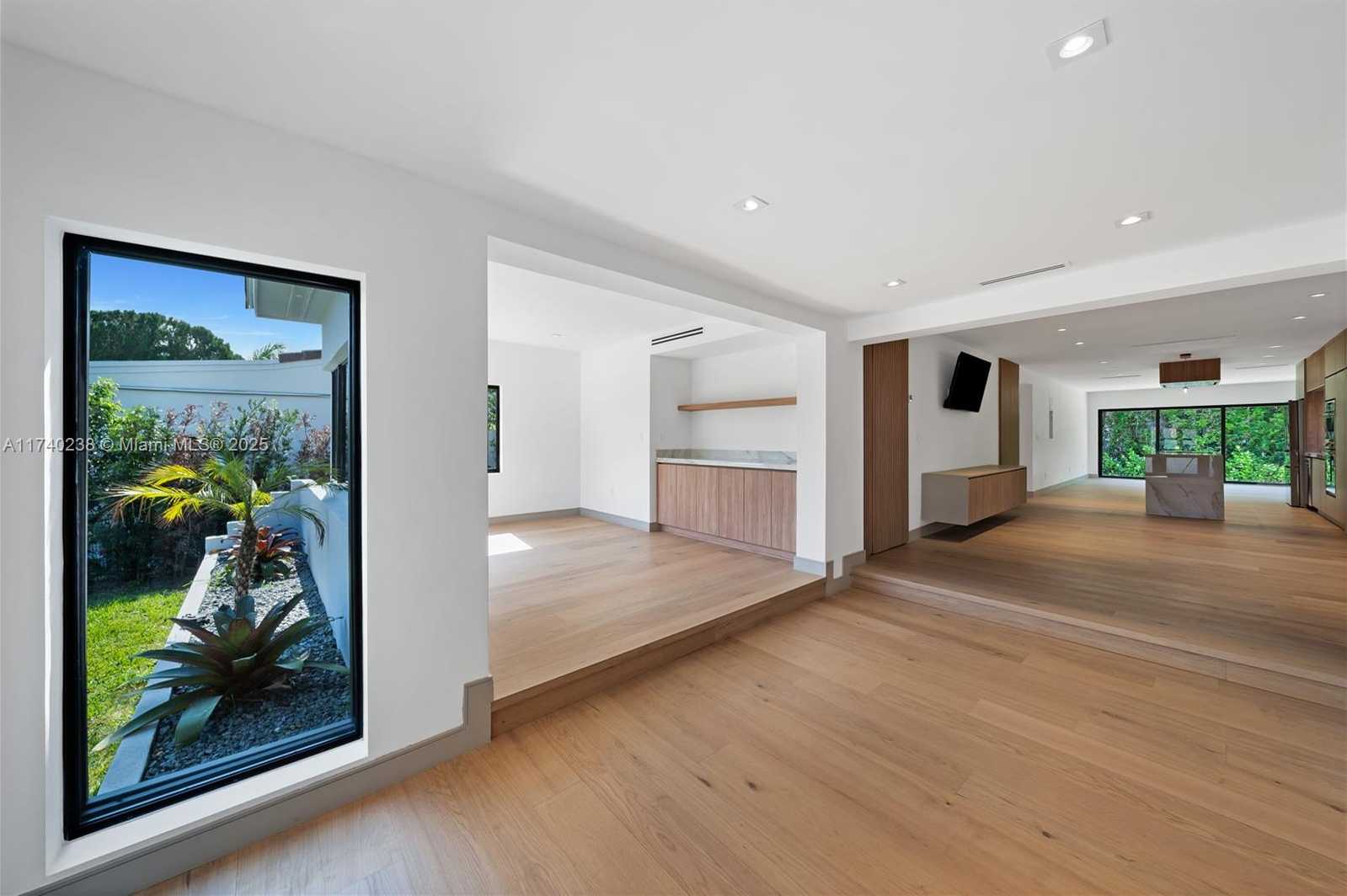Small Image of 9048 DICKENS AVE, Surfside Number 6