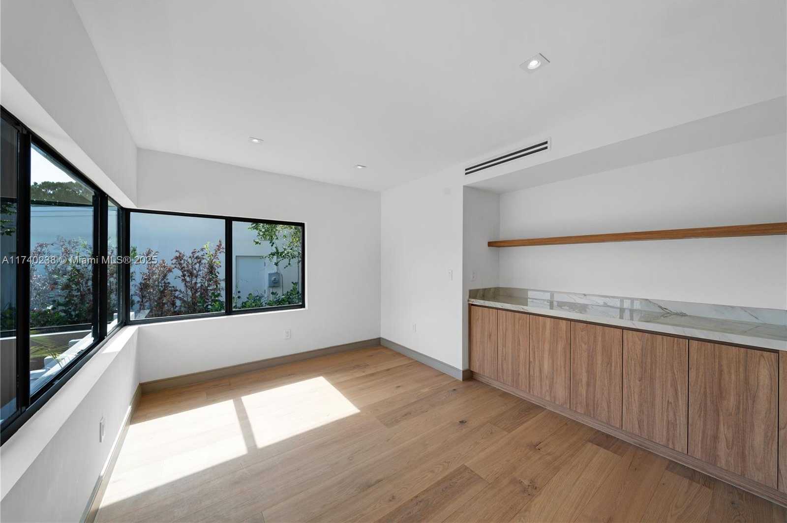 Small Image of 9048 DICKENS AVE, Surfside Number 7