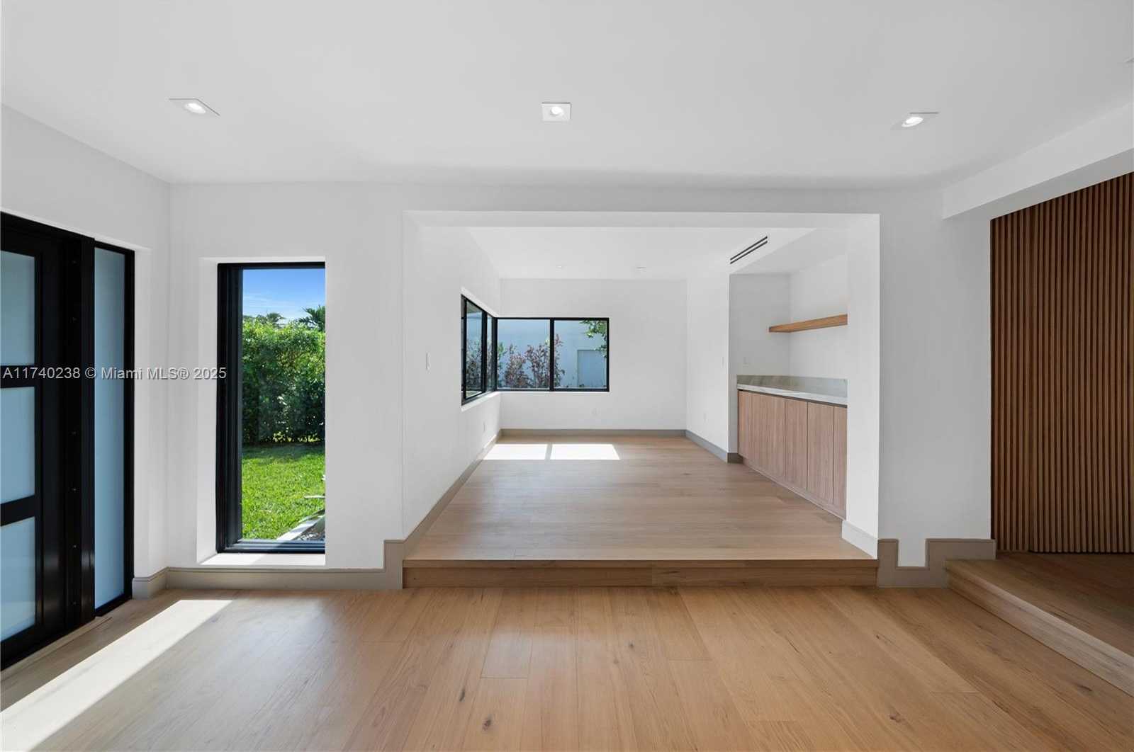 Small Image of 9048 DICKENS AVE, Surfside Number 8