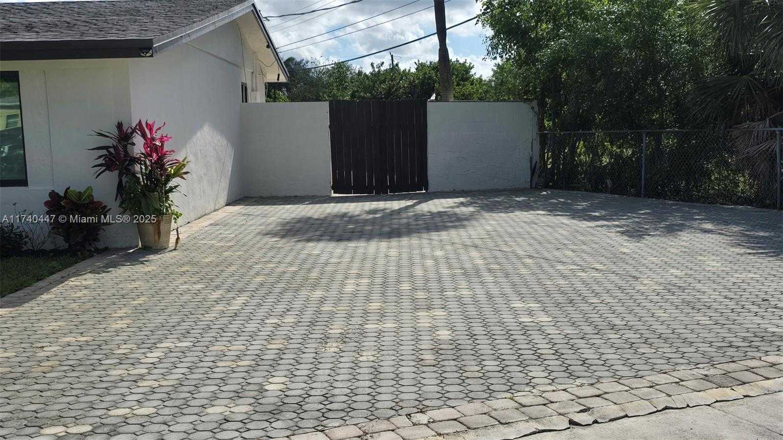 Small Image of 5051 NORTH EAST 6TH AVE, Deerfield Beach Number 4