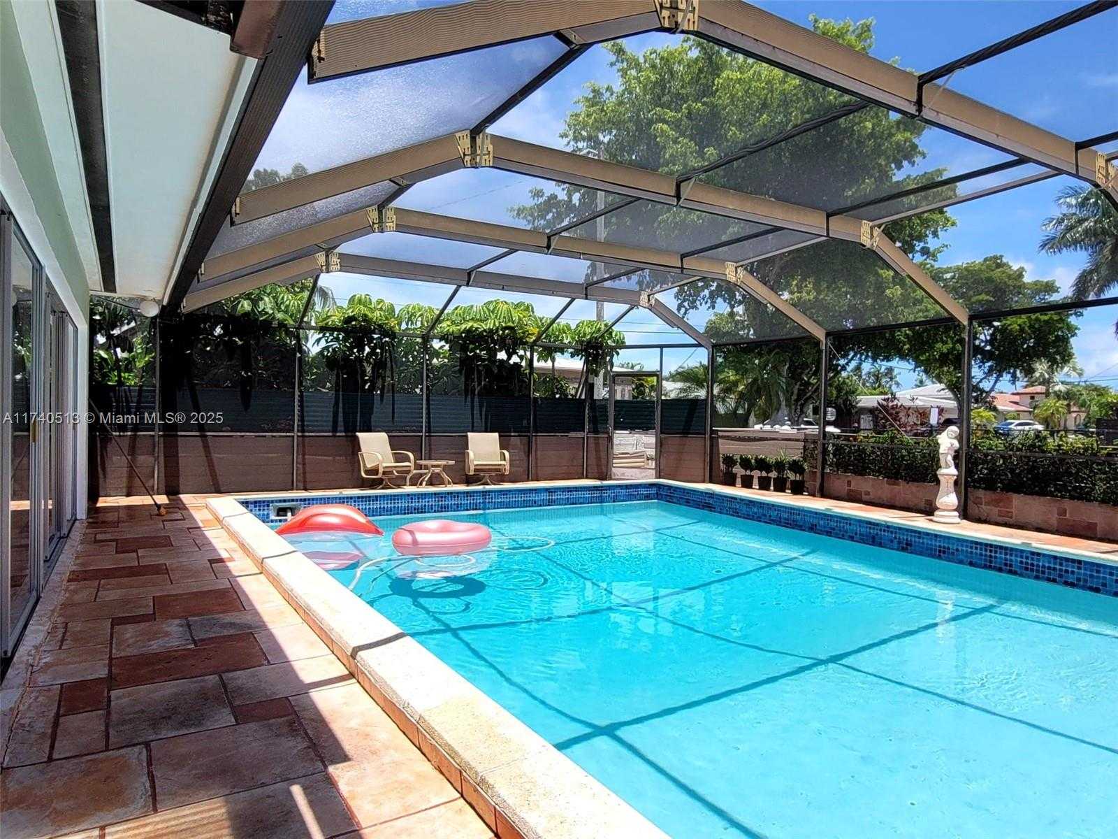 Small Image of 12945 CHERRY RD, North Miami Number 13