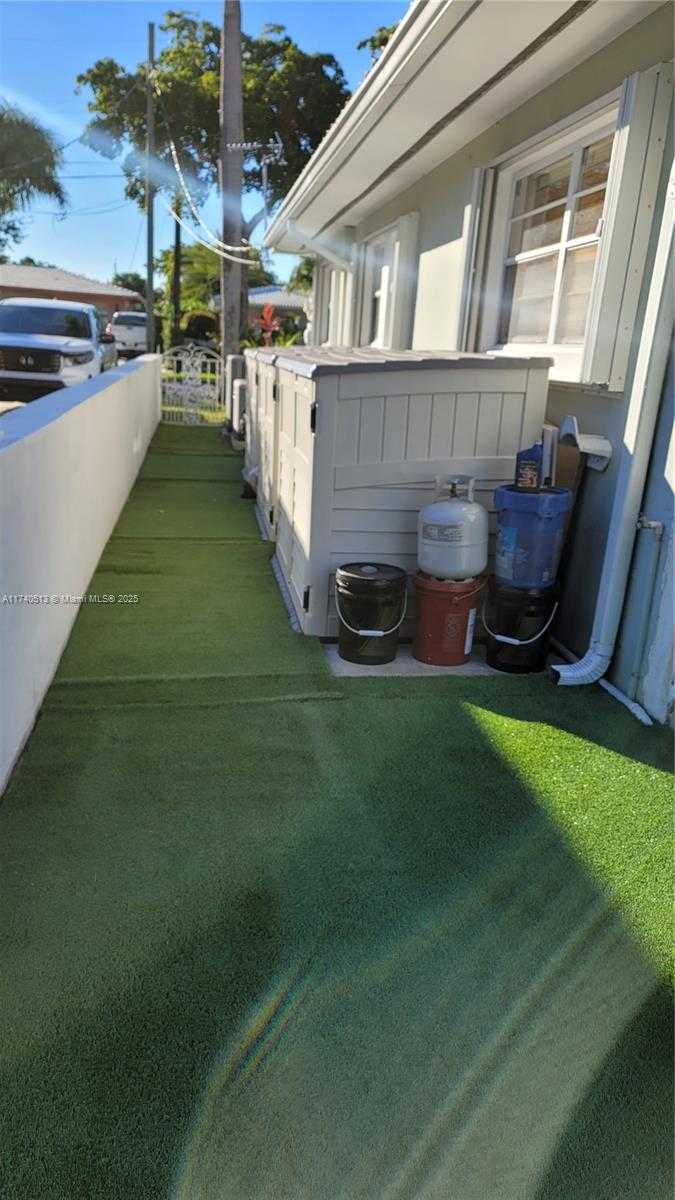 Small Image of 12945 CHERRY RD, North Miami Number 15