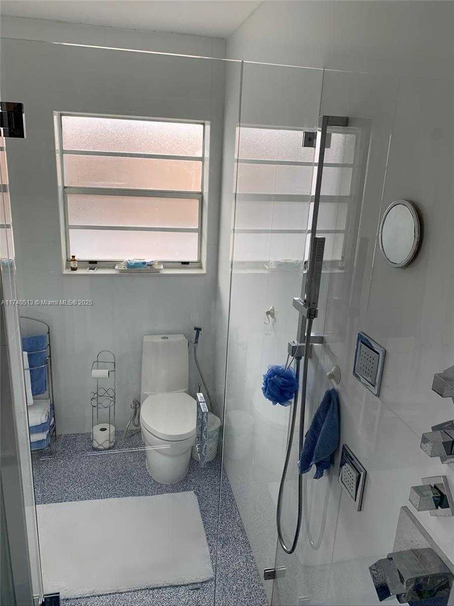 Small Image of 12945 CHERRY RD, North Miami Number 3