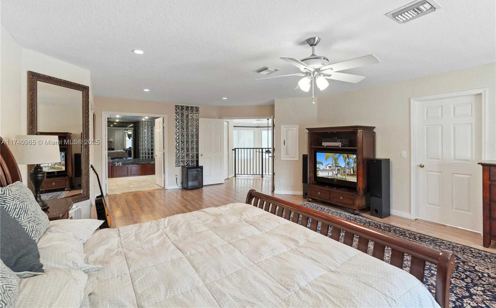 Small Image of 1113 SOUTH WEST 156TH TER, Pembroke Pines Number 35