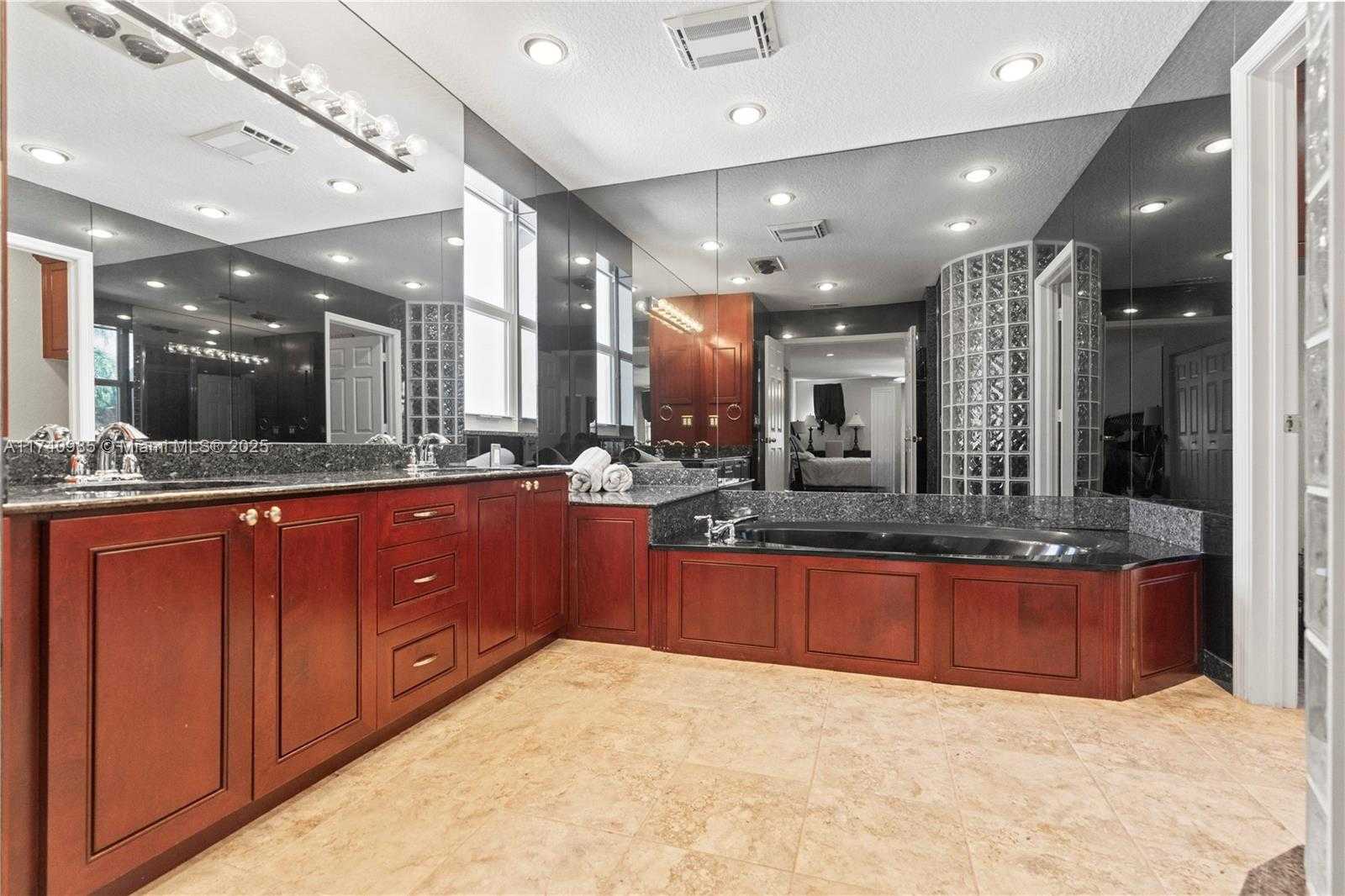 Small Image of 1113 SOUTH WEST 156TH TER, Pembroke Pines Number 39