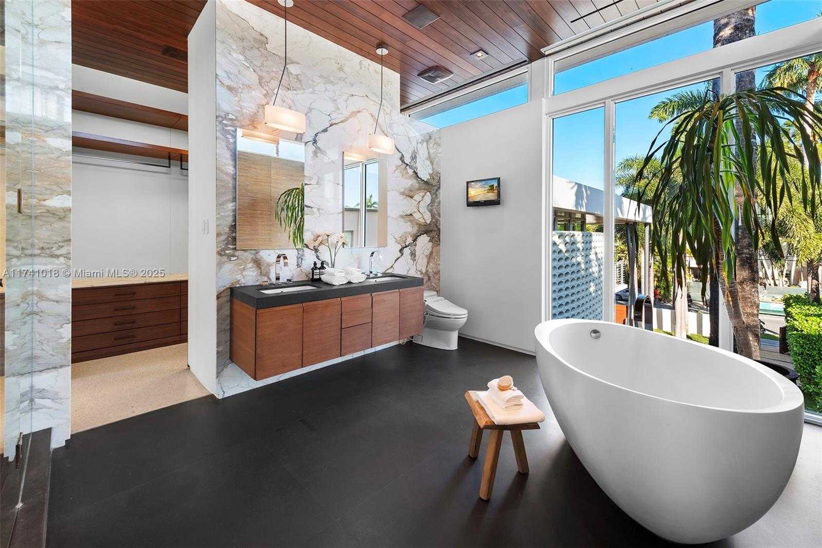 Small Image of 610 WEST DILIDO DR, Miami Beach Number 35