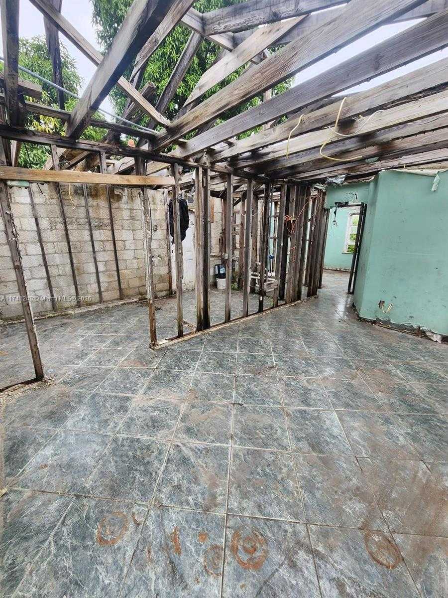 Small Image of 2231 NORTH WEST 86TH ST, Miami Number 2