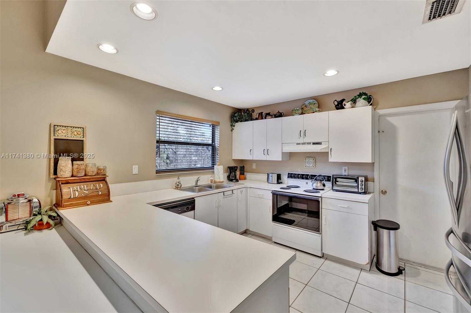 Small Image of 5911 EPSOM LN, Davie Number 16
