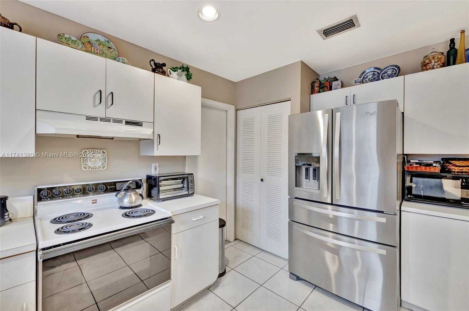 Small Image of 5911 EPSOM LN, Davie Number 18
